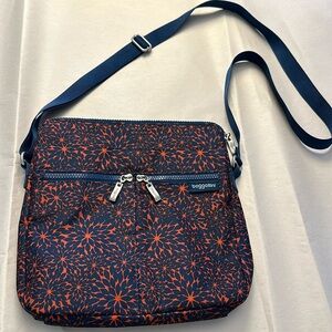 Baggallini Adjustable Crossbody Strap Canvas Pocketbook Zippered Compartments